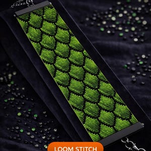 Puede incluir: Un patrón de pulsera de cuentas verdes con un diseño geométrico. La pulsera se muestra sobre una superficie de terciopelo negro. El texto "Bracelet Bead Pattern" y "LOOM STITCH" son visibles.