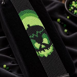 Könnte beinhalten: Ein Perlenarmband mit schwarzem Hintergrund und einer grün-schwarzen Grafik eines Kreaturengesichts. Der Text Bracelet Bead Pattern, PDF Instant Download, PEYOTE STITCH sowie Miyuki Delica 11/0 Color Chart Word Chart ist zu sehen.