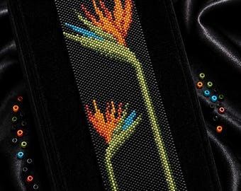 Könnte beinhalten: Ein rechteckiges Perlenarmband mit einem Paradiesvogelblumenmuster in Orange, Gelb, Blau und Grün auf schwarzem Grund. Der Text lautet Bracelet Bead Pattern, PDF Instant Download, PEYOTE STITCH sowie Miyuki Delica 11/0 Color Chart Word Chart.