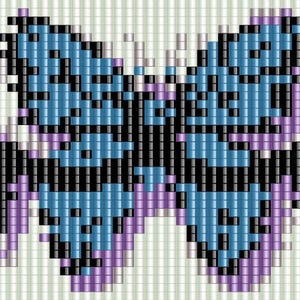 K&ouml;nnte beinhalten: Ein Kreuzstichmuster mit einem zentralen Schmetterling mit blauen Fl&uuml;geln und schwarzen Umrissen, flankiert von symmetrischen, geschwungenen schwarzen und violetten Zierelementen auf einem wei&szlig;en Rasterhintergrund f&uuml;r Stickprojekte.