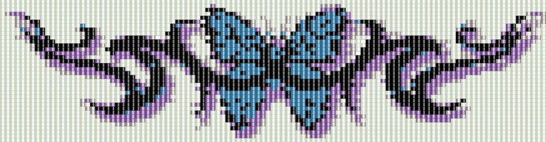 K&ouml;nnte beinhalten: Ein Kreuzstichmuster mit einem zentralen Schmetterling mit blauen Fl&uuml;geln und schwarzen Umrissen, flankiert von symmetrischen, geschwungenen schwarzen und violetten Zierelementen auf einem wei&szlig;en Rasterhintergrund f&uuml;r Stickprojekte.