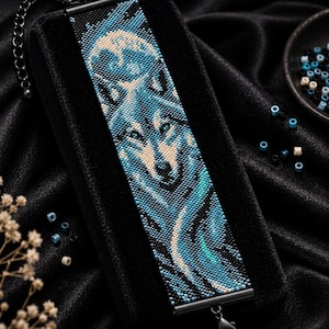 Pode incluir: Uma pulseira de missangas com um design de cabeça de lobo em tons de azul, preto e creme. O texto diz Bracelet Bead Pattern, PDF Instant Download, PEYOTE STITCH, Miyuki Delica 11/0, Color Chart e Word Chart. Tem um fecho de metal preto.