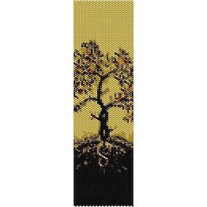 Puede incluir: Un brazalete de cuentas con un diseño detallado de un árbol con raíces y ramas. El árbol está en tonos de marrón, naranja y amarillo, y el fondo es beige claro.