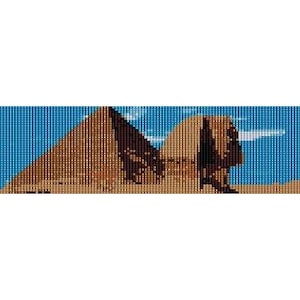 Op de afbeelding: Een kralenarmband met een gepixelde afbeelding van de Grote Piramide van Gizeh en de Sfinx tegen een blauwe lucht.