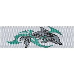 Könnte beinhalten: Ein Perlenarmband-Design mit einem grauen und schwarzen Delfin, der durch türkisfarbene Wellen springt. Das Armband hat einen weißen Hintergrund mit einem Gittermuster, wobei der Delfin im Mittelpunkt steht.