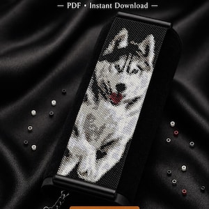 Könnte beinhalten: Ein Perlenarmband mit einem detaillierten Husky-Hundeporträt in Schwarz, Weiß und Grau mit roter Zunge. Das Muster ist im Peyote-Stich mit Miyuki Delica 11/0 Perlen gefertigt. Der Text lautet Bracelet Bead Pattern, PDF, Instant Download, PEYOTE STITCH, Miyuki Delica 11/0, Color Chart, Word Chart.