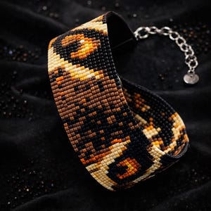 Patrón de cuentas para telar para pulsera con cuentas finas de ojo de tigre.