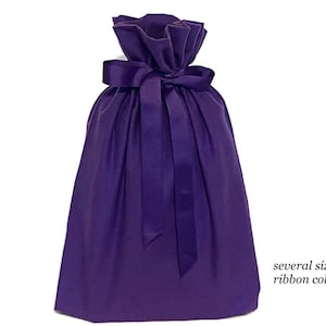 Sacs cadeau en tissu violet pour cadeaux / Sac cadeau réutilisable en flanelle avec cordon de serrage en petit, moyen grand et XL