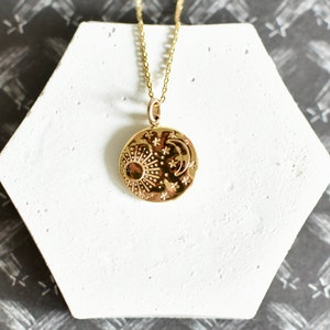 Engraved universe round pendant necklace, sun moon star medal, 18K gold-plated stainless steel, gold-plated brass chain or SV925 vermeil