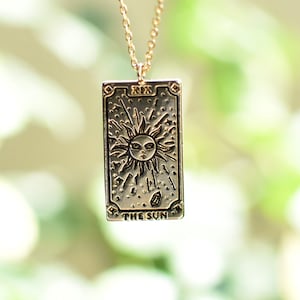 Collier petit pendentif carte de Tarot ~ Le Soleil ~ Laiton plaqué or, Breloque rectangulaire, Bijoux Tarot