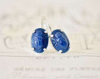 Dorées ou Argentée) Boucles d'oreilles camée scarabée, ancien cabochon en verre bleu foncé les année 40