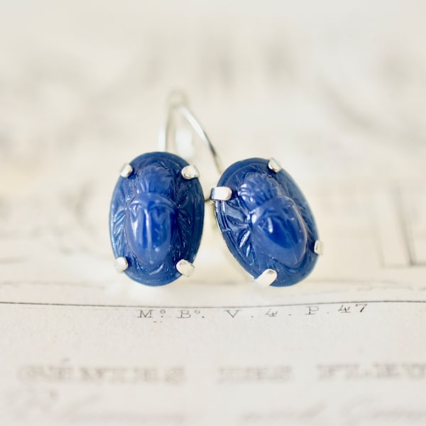 Dorées ou Argentée) Boucles d'oreilles camée scarabée, ancien cabochon en verre bleu foncé les année 40