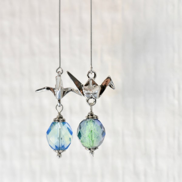 Boucles d'oreilles Argentées 3D origami grue métal, rare perles de Bohème verre tchèque, bleue et verte, cristaux Swarovski aurore vintage