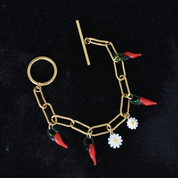 Bracelet doré, breloques piment rouge en verre et fleur marguerite en nacre, pâquerette