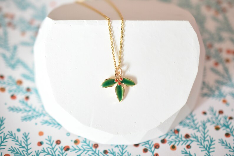 Collier pendentif houx, feuille émaillée verte et rouge, Noël image 1