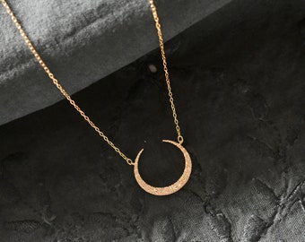 Collier doré, pendentif croissant de lune, lune gravé, finition doré mat, lune gravure, céleste