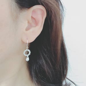 Clips d'oreilles sont disponible Petites boucles d'oreilles argentées, Cercle texturé et petite goutte d'argent mat image 2