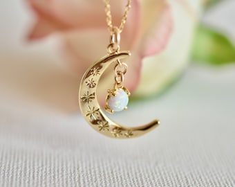 Collier croissant de lune gravée avec petite charme opale synthétique iridescence