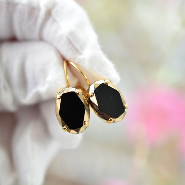 Boucles d'oreilles dormeuses, cabochons ovale vintage en verre noir et or cuivré à facettes, des années 1950