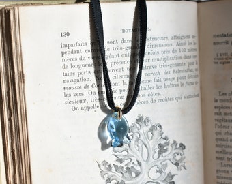 Collier ras de cou, pendentif poisson, ruban velours noir,  Aigue-marine en Swarovski,  embouts en bois Français vintage année 50