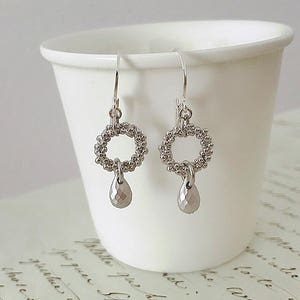 Clips d'oreilles sont disponible Petites boucles d'oreilles argentées, Cercle texturé et petite goutte d'argent mat image 1