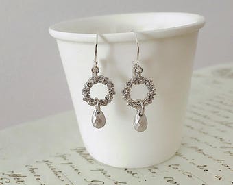 Clips d'oreilles sont disponible) Petites boucles d'oreilles argentées, Cercle texturé et petite goutte d'argent mat