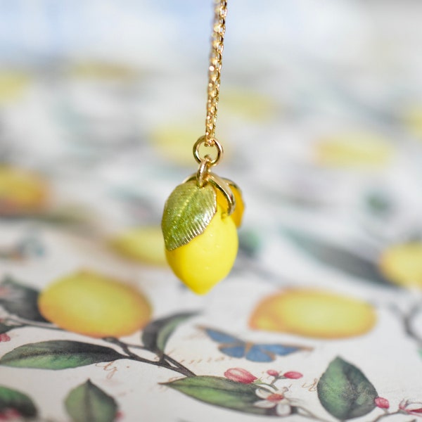 Collier, Citron jaune en verre de Tchèque 80's, feuilles en émaillé vert clair, fruits