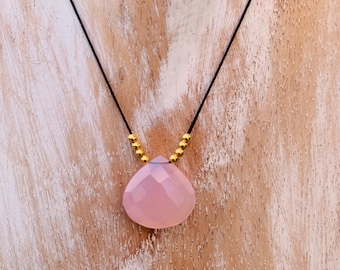 Semi-precious stones choker necklace,  chalcedony briolette pendentif and macrame