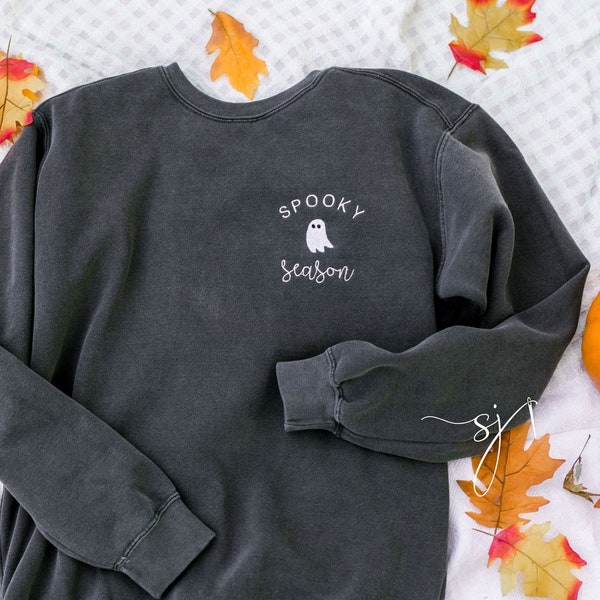 Sudadera o camiseta de cuello redondo bordada en negro con fantasma de Halloween y colores cómodos de temporada espeluznante, PSL Pumpkin Fall, linda y aterradora camisa de otoño