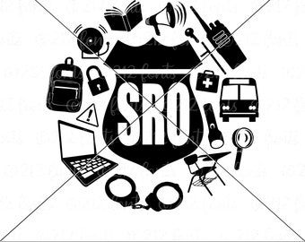 Puede incluir: Ilustración en blanco y negro de una placa de oficial de recursos escolares (SRO) con varios artículos de seguridad escolar que la rodean, incluyendo una mochila, una computadora portátil, esposas, un libro, un botiquín de primeros auxilios, un autobús, un megáfono, un walkie-talkie, una linterna y una lupa. El texto "SRO" está en el centro de la placa.
