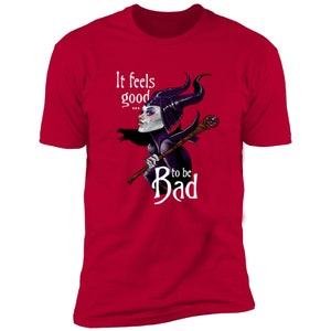 Puede incluir: Camiseta roja con un gr&aacute;fico blanco de Mal&eacute;fica de La Bella Durmiente de Disney. El gr&aacute;fico presenta a Mal&eacute;fica con sus cuernos y su bast&oacute;n. El texto dice "It feels good... to be Bad".