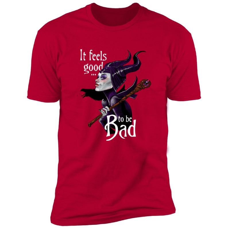 Puede incluir: Camiseta roja con un gr&aacute;fico blanco de Mal&eacute;fica de La Bella Durmiente de Disney. El gr&aacute;fico presenta a Mal&eacute;fica con sus cuernos y su bast&oacute;n. El texto dice "It feels good... to be Bad".