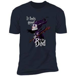 Puede incluir: Una camiseta azul marino con un gr&aacute;fico blanco de un villano de dibujos animados sosteniendo un bast&oacute;n. El texto "It feels good... to be Bad" est&aacute; impreso en la camiseta.