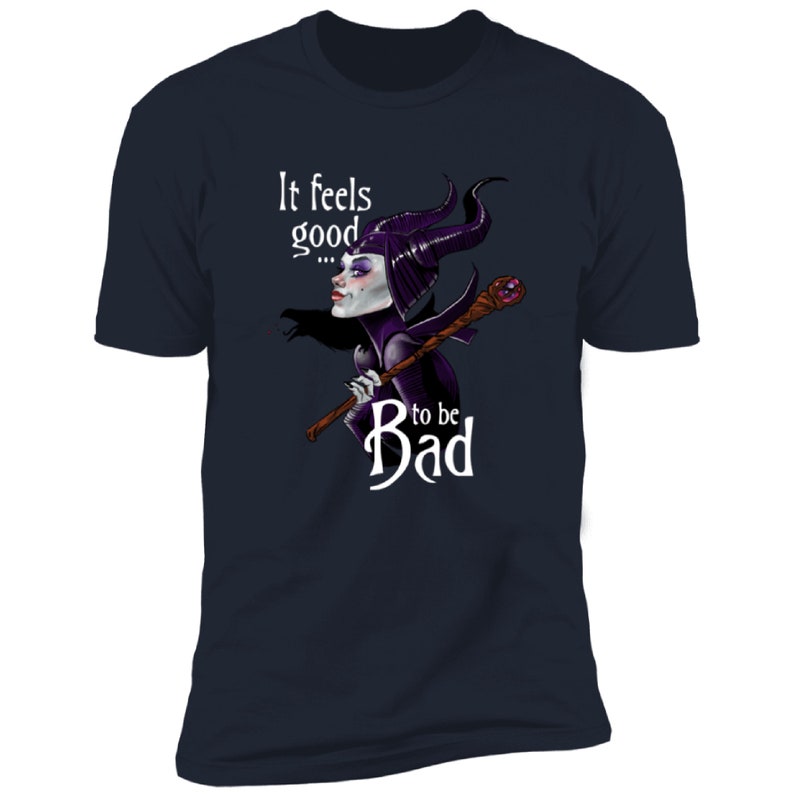 Puede incluir: Una camiseta azul marino con un gr&aacute;fico blanco de un villano de dibujos animados sosteniendo un bast&oacute;n. El texto "It feels good... to be Bad" est&aacute; impreso en la camiseta.