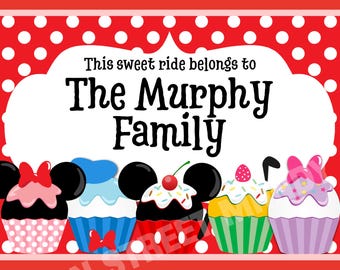 Etiqueta para cochecito de Disney y scooter - {DESCARGA DIGITAL INSTANTÁNEA} Etiqueta de vacaciones personalizada con cupcakes de Disney para tu cochecito o silla de ruedas.