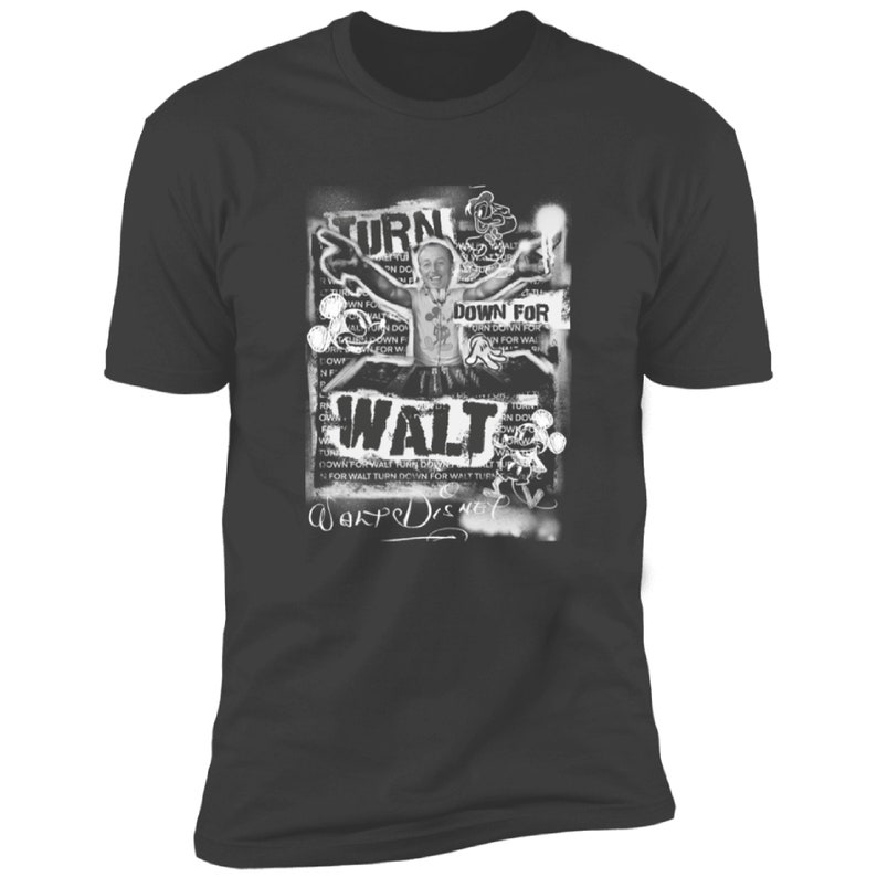 Puede incluir: Una camiseta negra con un estampado gr&aacute;fico blanco de Walt Disney. El gr&aacute;fico presenta una imagen en blanco y negro de Walt Disney con el texto "Turn Down For Walt" y "Warped Disney" en estilo graffiti.