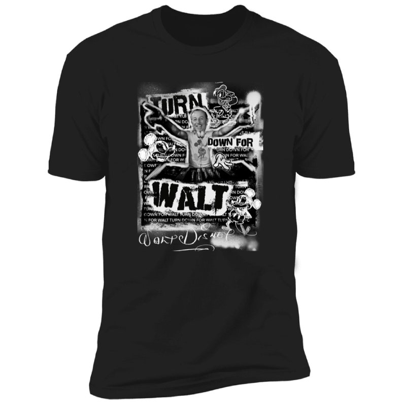 Puede incluir: Camiseta gr&aacute;fica en blanco y negro con una imagen estilizada de Walt Disney con el texto "Turn Down For Walt" y una firma.