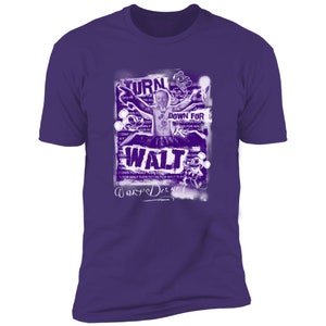 Puede incluir: Camiseta morada con un estampado gr&aacute;fico de Walt Disney en silueta blanca y negra. El gr&aacute;fico incluye el texto "Turn Down For Walt" y una firma que dice "Walt Disney".