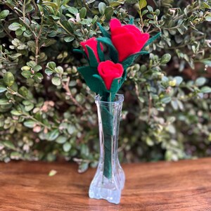 Rosas de fieltro rojo