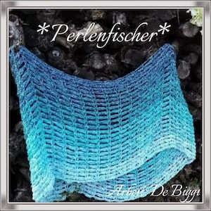 Könnte beinhalten: Ein blauer und grüner Ombre-Häkel-Schal mit einem zarten Muster. Der Schal ist über einen Steinhaufen gelegt und der Text "*Perlenfischer*" ist oben im Bild zu sehen. Der Text "Arbeit De Biggi" ist unten im Bild zu sehen.
