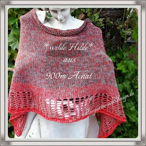 May include: A red and gray knitted shawl with a lace pattern around the bottom edge. The shawl is made from 900 meters of yarn and is labeled "wilde Hilde" and "Achat".