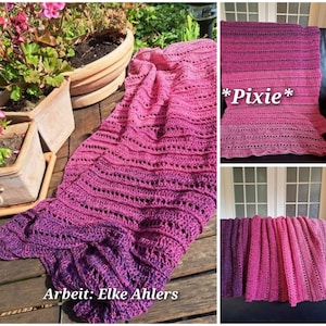 Könnte beinhalten: Eine gehäkelte Decke in Rosa- und Lilatönen mit einem zarten Muster. Die Decke ist in der Hälfte gefaltet und auf einer Holzoberfläche ausgelegt. Der Text "*Pixie*" ist in der oberen rechten Ecke des Bildes sichtbar. Der Text "Arbeit: Elke Ahlers" ist in der unteren linken Ecke des Bildes sichtbar.