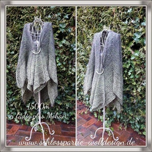 Könnte beinhalten: Ein grauer und grüner Mohair-Strickcardigan mit Schalkragen und lockerer Passform. Der Cardigan wird auf einem Mannequin präsentiert und hat eine Länge von 1500 m und ist 5-fädig. Der Text "1500m 5 fädig plus Mohair www.schlosspartie-wolldesign.de" ist auf dem Bild zu sehen.