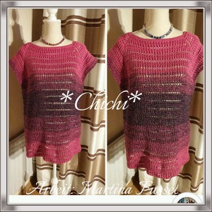 Könnte beinhalten: Ein rosa-schwarzes Ombre-Häkeltop mit kurzen Ärmeln. Das Top befindet sich auf einem weißen Mannequin mit einem braunen und weißen gestreiften Hintergrund. Der Text *Chichi* befindet sich in der Mitte des Bildes.