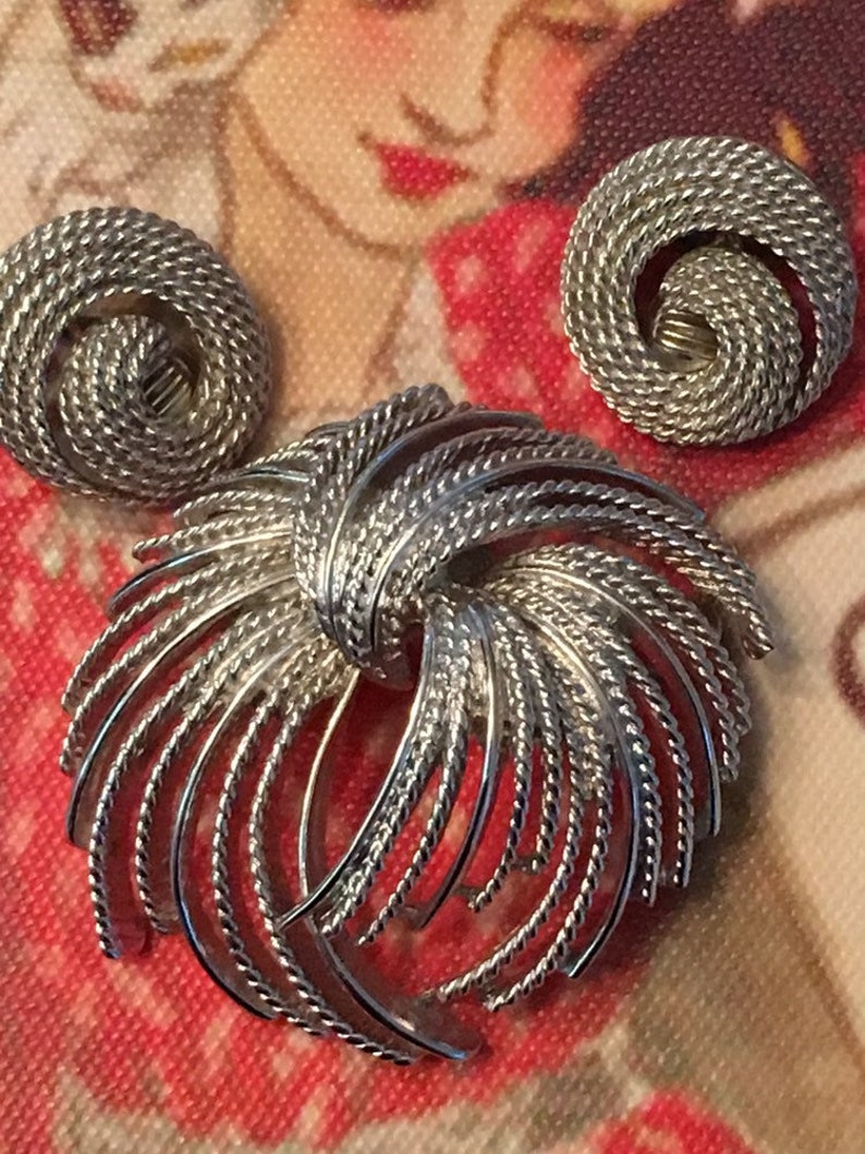 Vintage signed Monet pin and matching clip on earrings excellent condition
