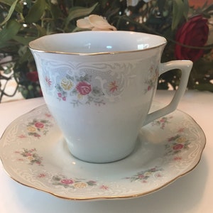 Lovely vintage Allied Design little flowers and raised white Lacey design