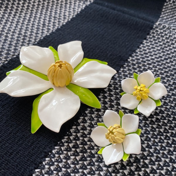 Vintage 1970’s Sarah Coventry Dogwood Flower Pin Brooch And Clip on Earring Set 3”