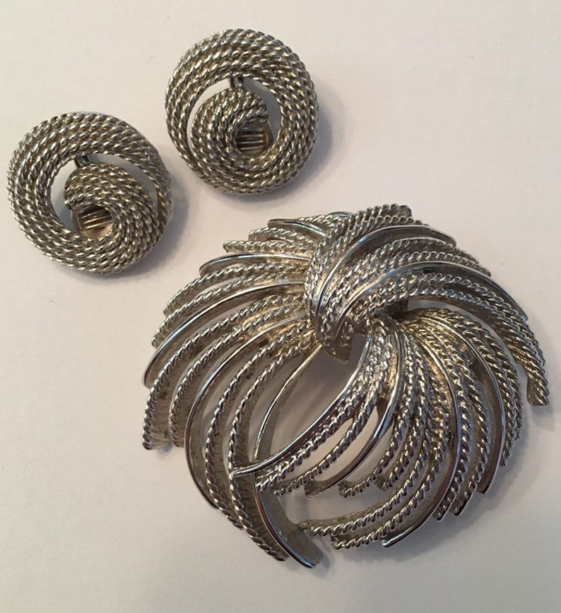 Vintage signed Monet pin and matching clip on earrings excellent condition