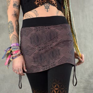Minifalda de geometría sagrada con volantes y estampado geométrico de la flor de la vida, de algodón orgánico, estilo psytrance.