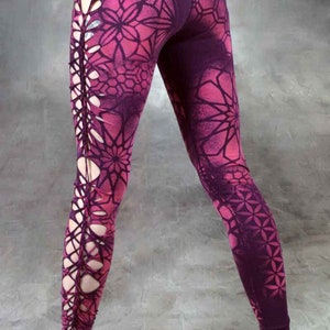 Leggings intrecciati: geometria sacra, lycra tagliata, moda da festival